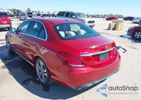 2018 Mercedes-Benz C 300 z USA, uszkodzony, nr VIN 55SWF4JB2JU256657